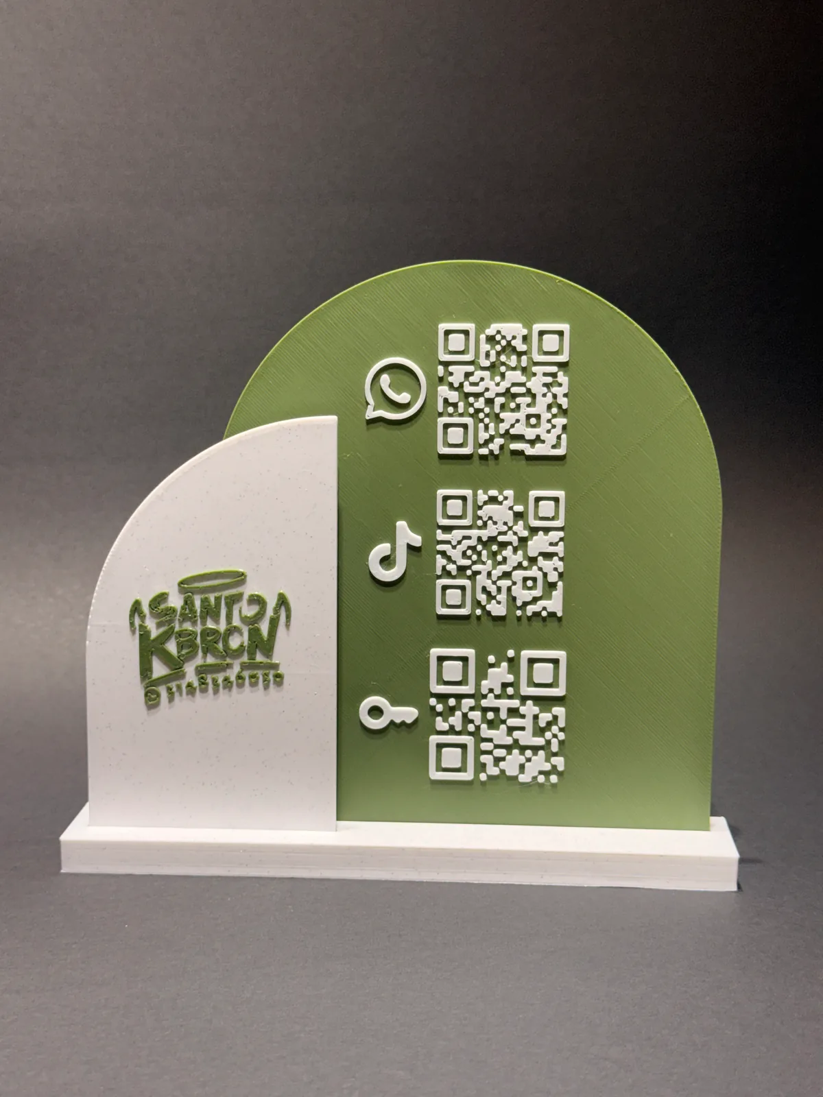 Placa QR verde de Solid Lab 3D parada sobre el mostrador de un negocio