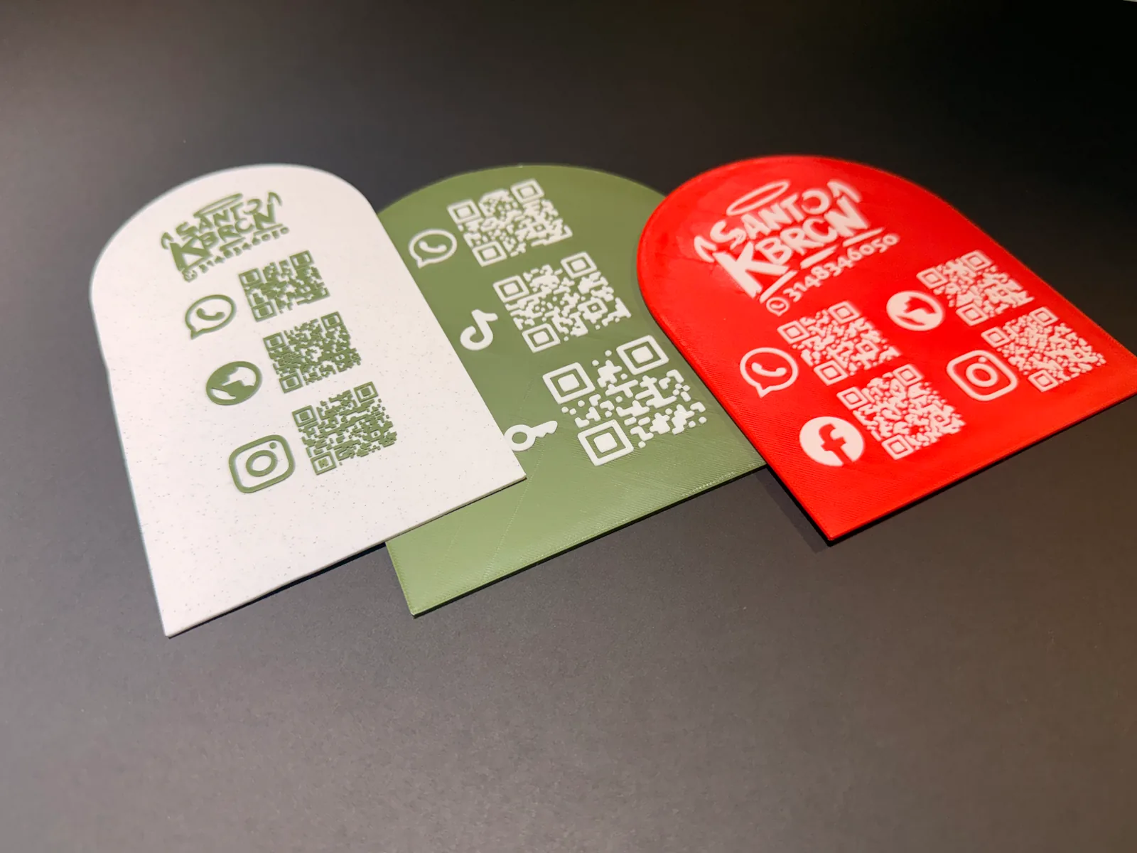 Placa portátil impresa en 3D con código QR para dejar reseñas en Google sobre una mesa