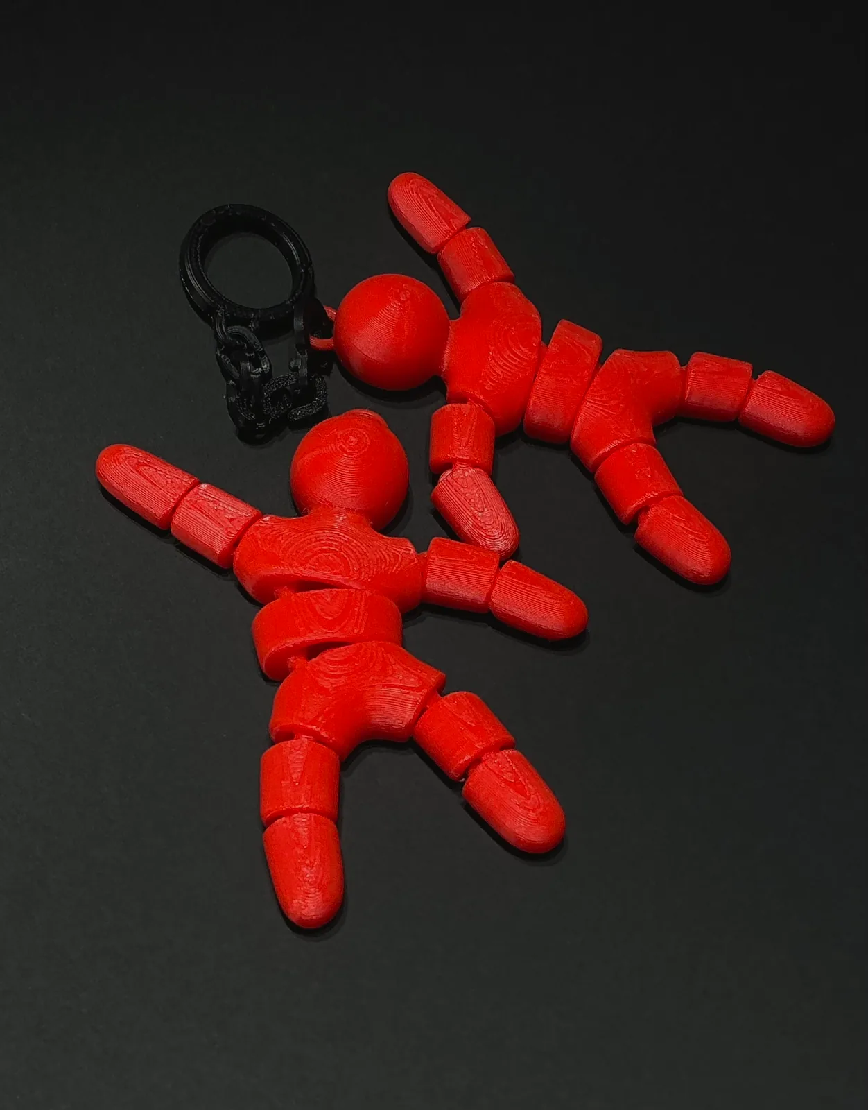 Llavero temático articulado impreso en 3D en color rojo, con forma personalizada