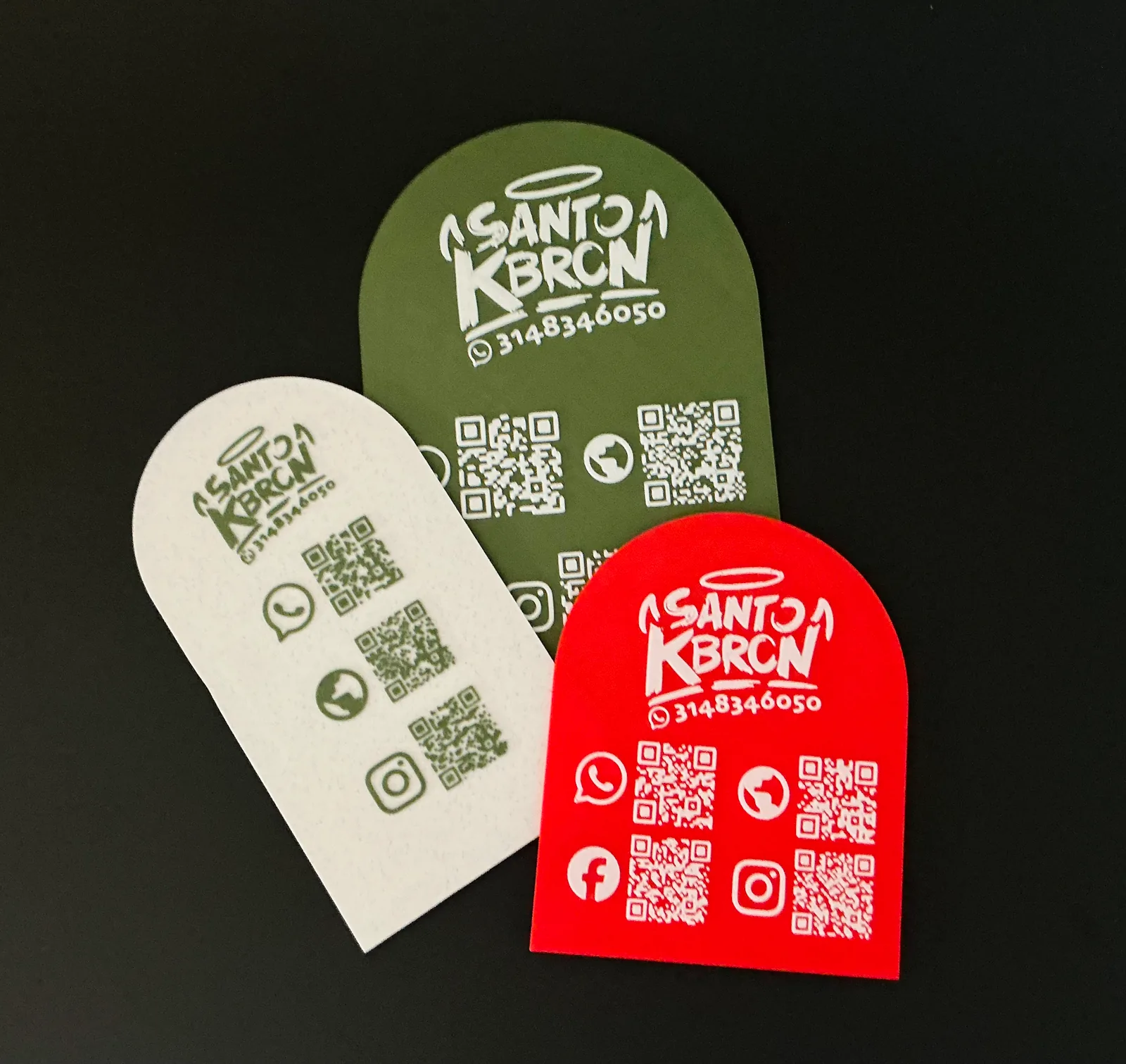 Tres Placas Portátiles QR montadas una sobre otra en crema, verde oliva y roja, vistas desde arriba sobre fondo negro — Placa Portátil QR de Solid Lab 3D, Colombia