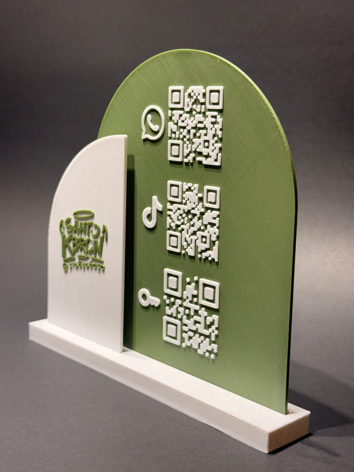 Placa QR con base verde y blanca vista en tres cuartos desde la derecha, donde se aprecia el grosor de los dos paneles y la altura del relieve — Solid Lab 3D, Colombia