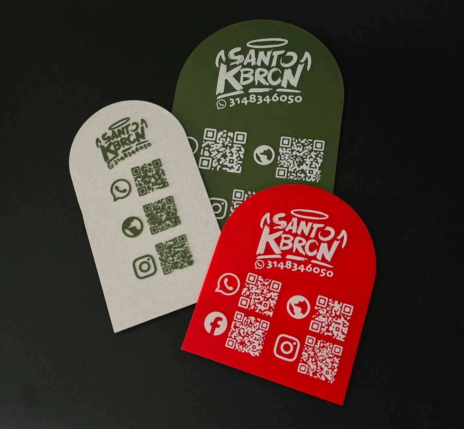 Tres Placas Portátiles QR sobrepuestas en crema, verde oliva y roja, con la roja adelante mostrando sus cuatro códigos QR — Placa Portátil QR de Solid Lab 3D, Colombia