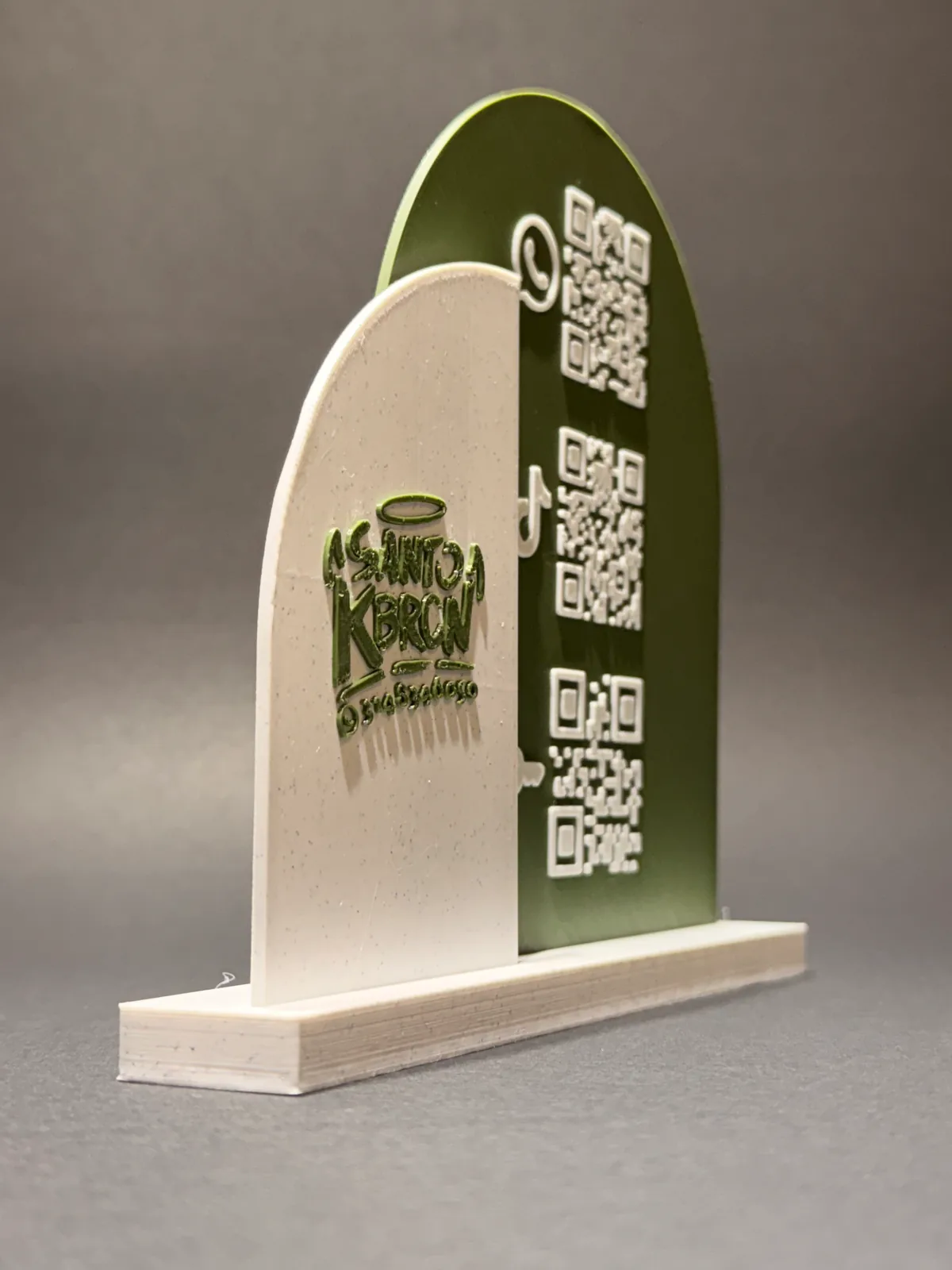 Placa QR con base verde y blanca inclinada hacia la izquierda sobre fondo gris, con los tres códigos QR y el logo del negocio bien visibles — Solid Lab 3D, Colombia
