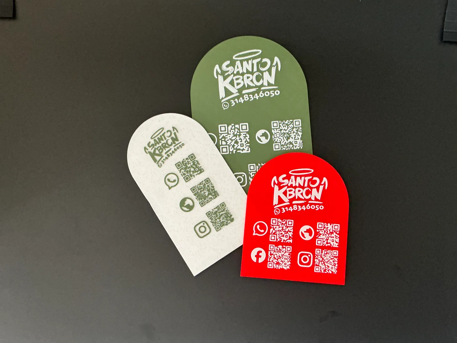 Tres Placas Portátiles QR vistas desde arriba en crema, verde oliva y roja, con la placa verde más grande al fondo y las otras dos por delante — Placa Portátil QR de Solid Lab 3D, Colombia