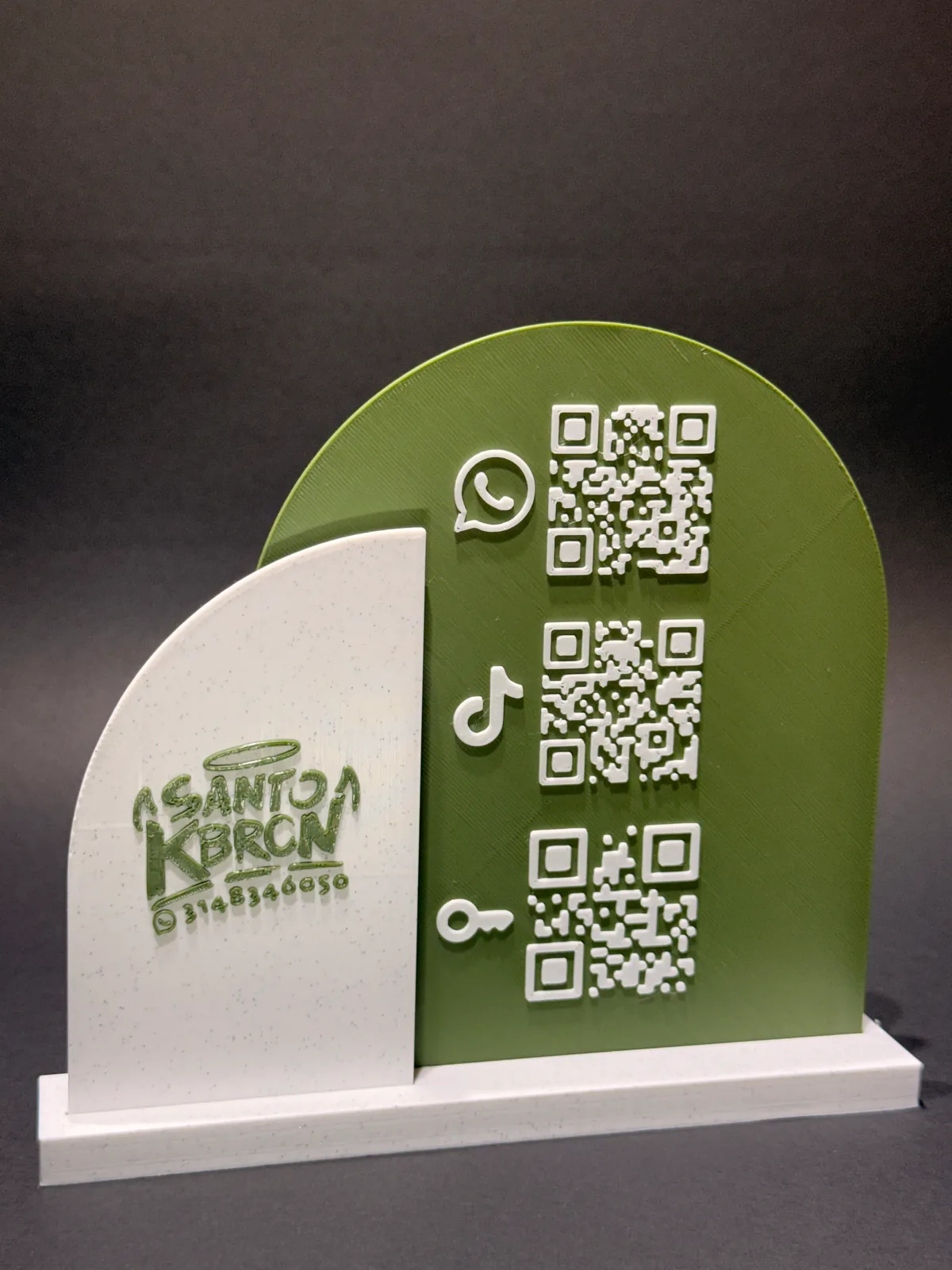 Placa QR con base verde y blanca completa de frente sobre fondo oscuro, tal como se ve puesta en el mostrador de un negocio — Solid Lab 3D, Colombia