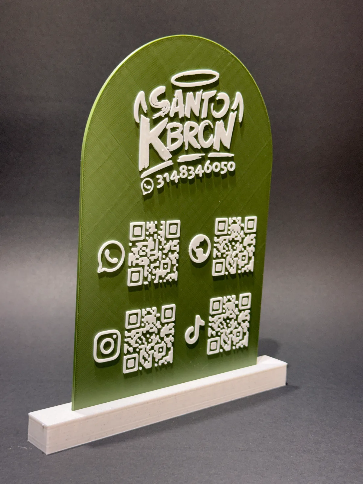 Placa QR de Solid Lab 3D con códigos de redes sociales y de pagos impresos en relieve sobre la pieza