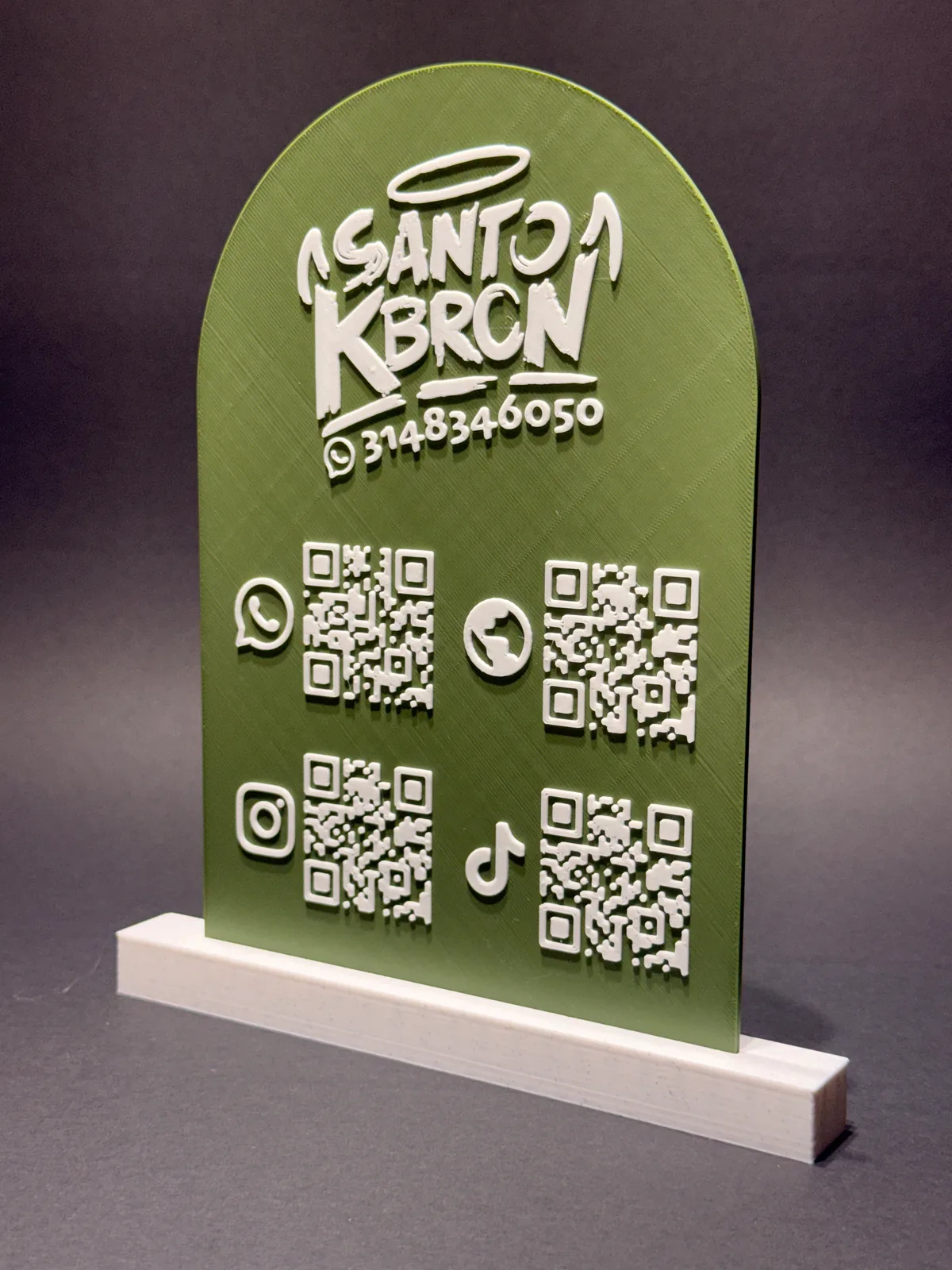 Placa QR con base verde de frente y de cerca, donde se alcanza a ver la textura de la impresión y el relieve blanco de los códigos — Solid Lab 3D, Colombia